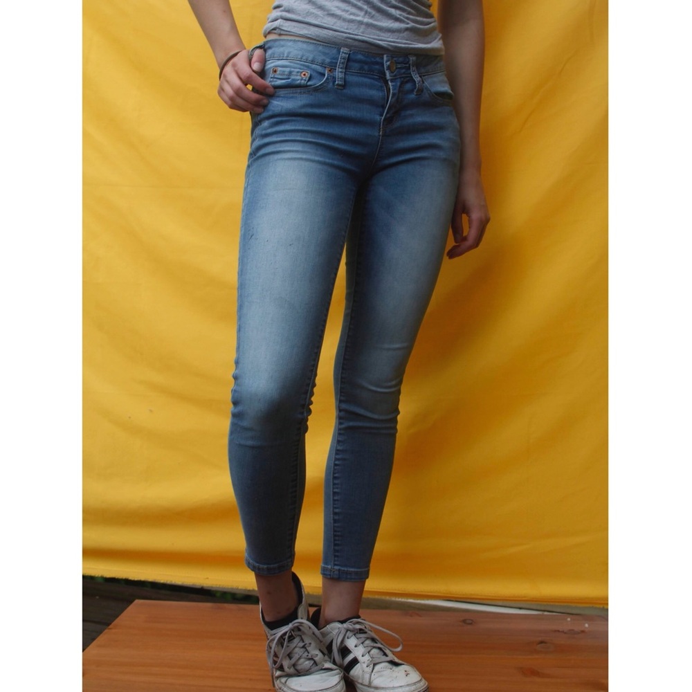 AEROPOSTALE Blue Light Wash Skinny Jeans - short